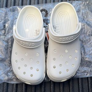CROCS classic Slip-on slippers - Men’s 7 or Women’s 9 white